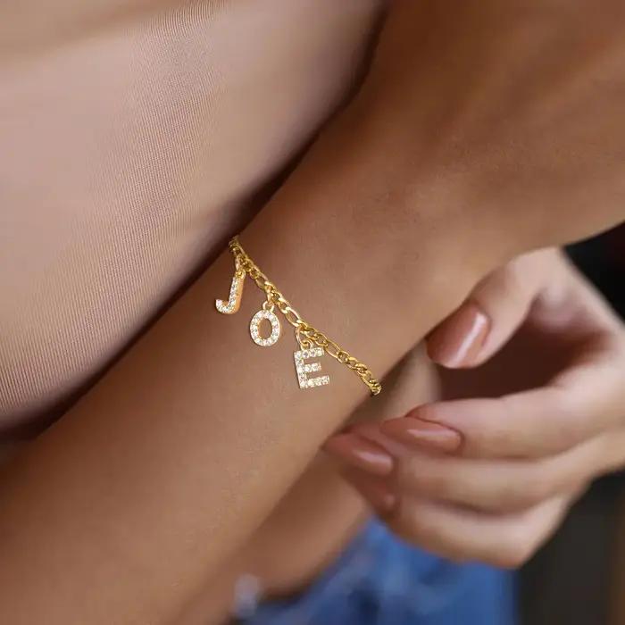 Bracelet Personnalisé en Lettres Initiales Bijoux Monogramme Hypoallergénique à Gravure Personnelle pour Femmes Occasions Spéciales Élégant