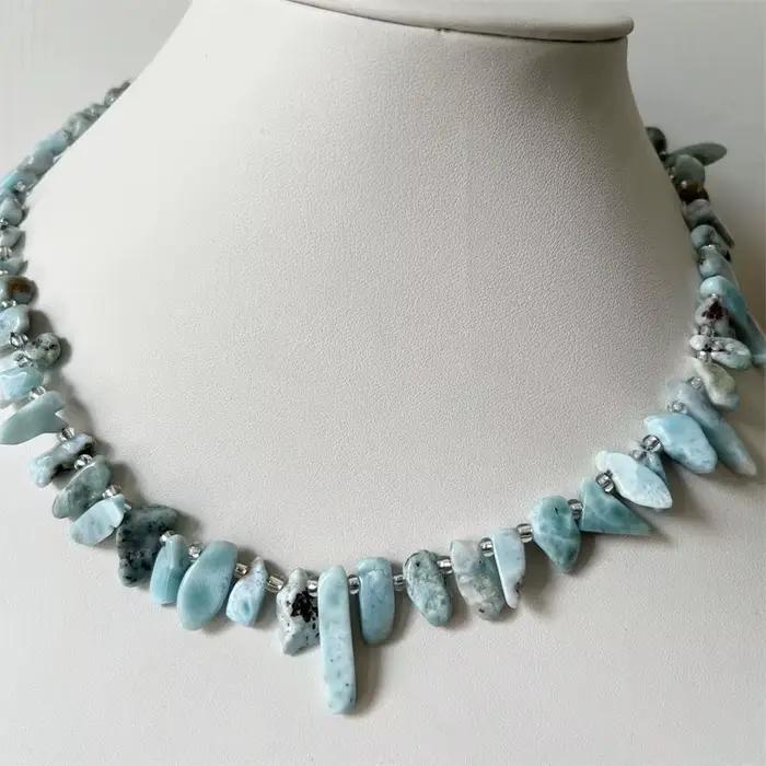 Collier Larimar dominicaine, veine de mer irrégulière, chaîne de pépite en pierre, bijoux classiques en perles, brin énergétique Chic d'été