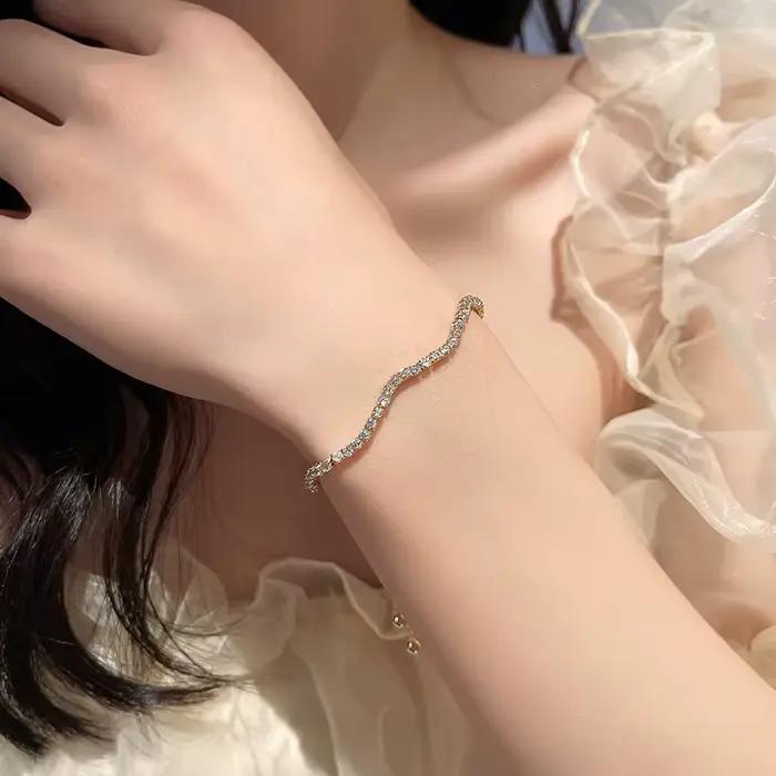 Bracelets en strass ronds brillants pour femmes, bracelet fin de luxe à motif ondulé réglable, design polyvalent, bijoux pour les mains K1
