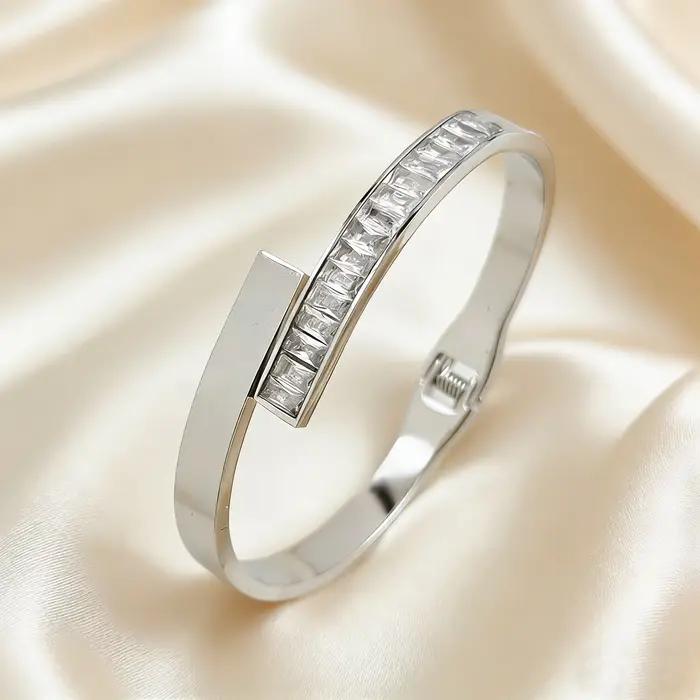 Bracelet ajustable à design croisé avec accents en acier inoxydable et zircon pour un style simple e
