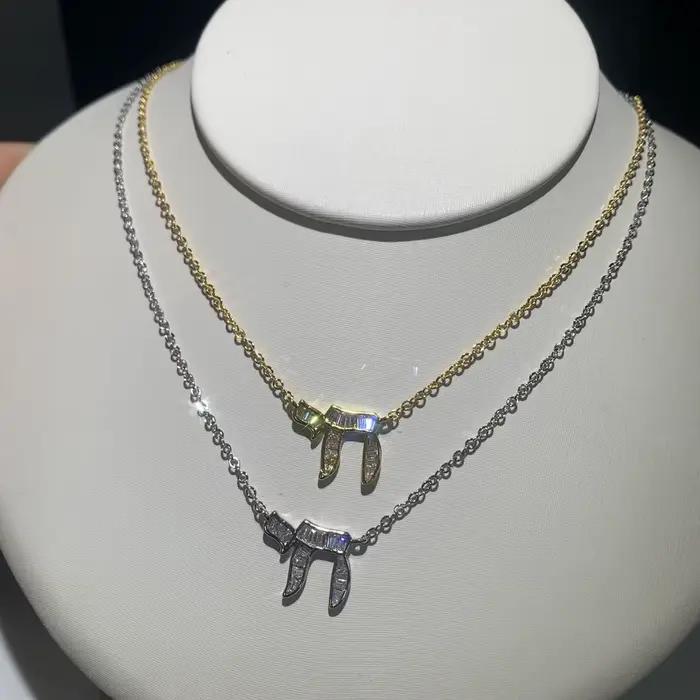 Collier Amulette Chai en Or avec Zircons Scintillants