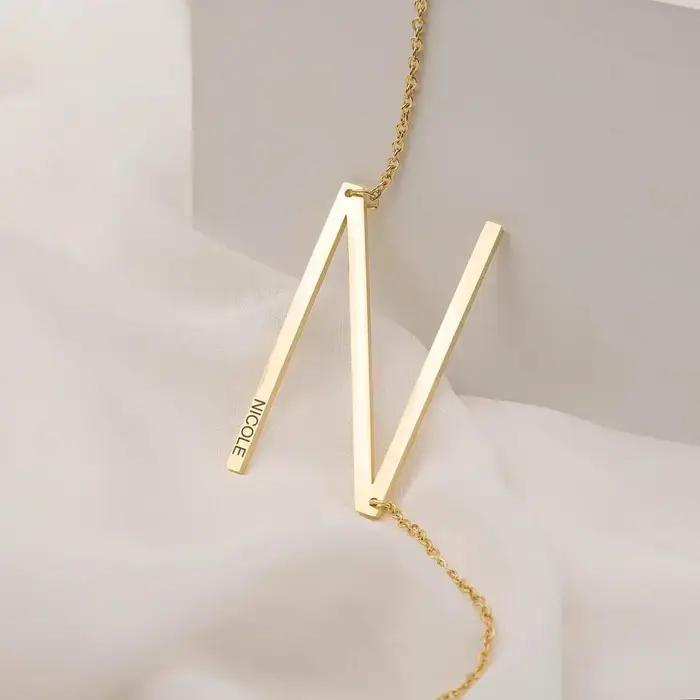 Collier en acier inoxydable avec 26 lettres anglaises