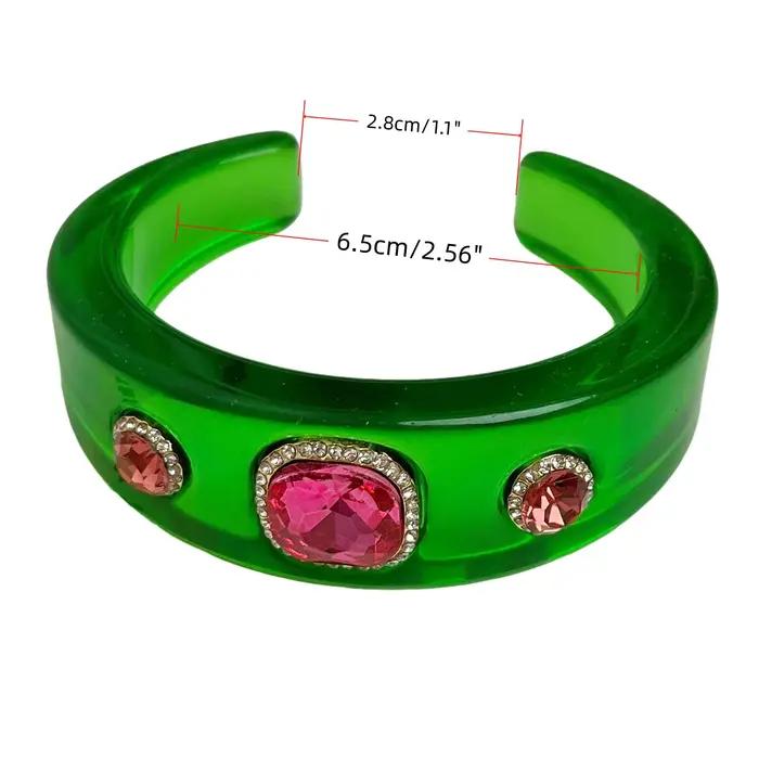 Bracelet ouvert en résine épaisse avec motifs géométriques pour femmes, bracelet de manchette ajustable, variété de finitions métalliques pour occasions spéciales
