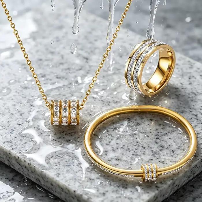 Ensemble de bijoux dorés avec accents en cristal pour femmes, collier, bague et bracelet, bijoux classiques hypoallergéniques pour occasions spéciales