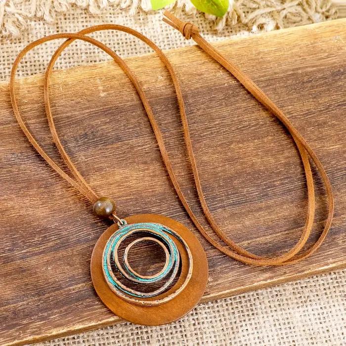 Ensemble de bijoux bohèmes avec collier en bois et boucles d'oreilles pour femmes occasions spéciales vintage style romantique