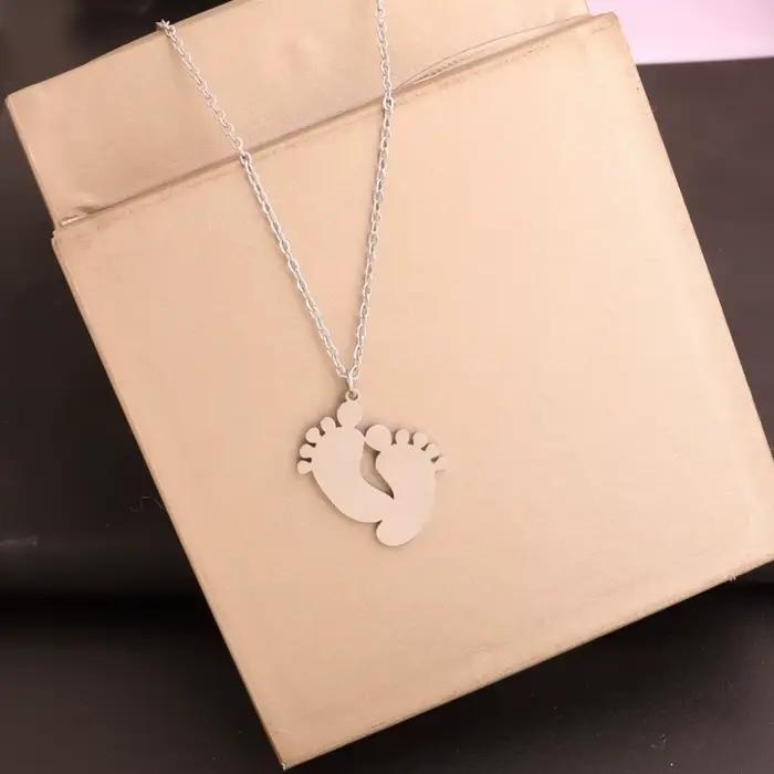 Colliers à empreintes personnalisées, nom gravé, Date, pieds de bébé, pendentif, mignon, en acier inoxydable, pour femmes et enfants, cadeau d'anniversaire