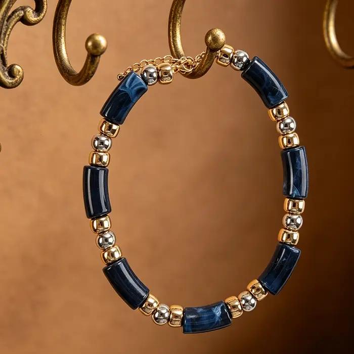 Collier statement en perles tubulaires effet marbre bleu marine avec entretoises dorées et argentées