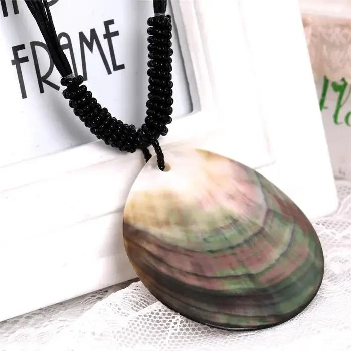 Collier tissé à la main avec pendentif en coquillage naturel pour femmes