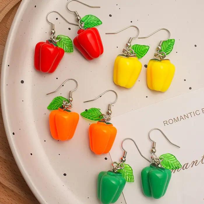 1 paire de boucles d'oreilles pendantes en forme de chili rouge et feuille verte à la mode