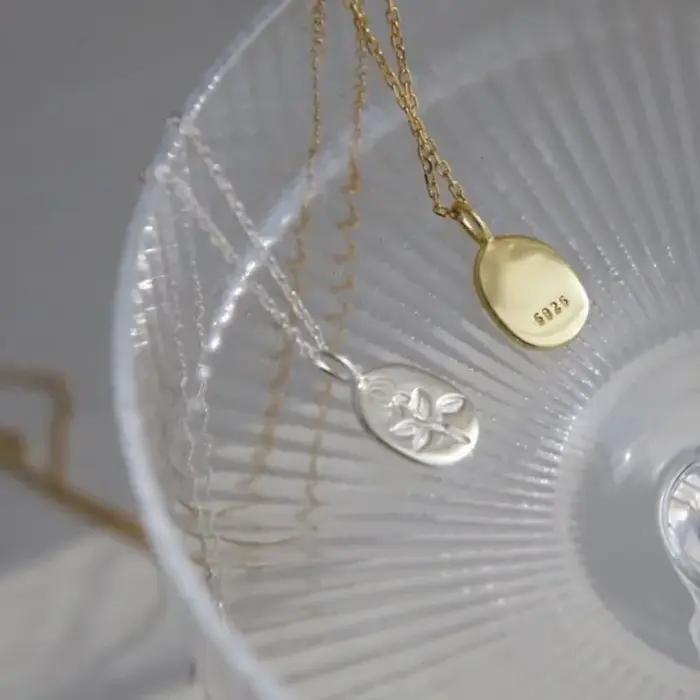 Collier pendentif rond camée de fleur plaqué or 18 carats pour femmes