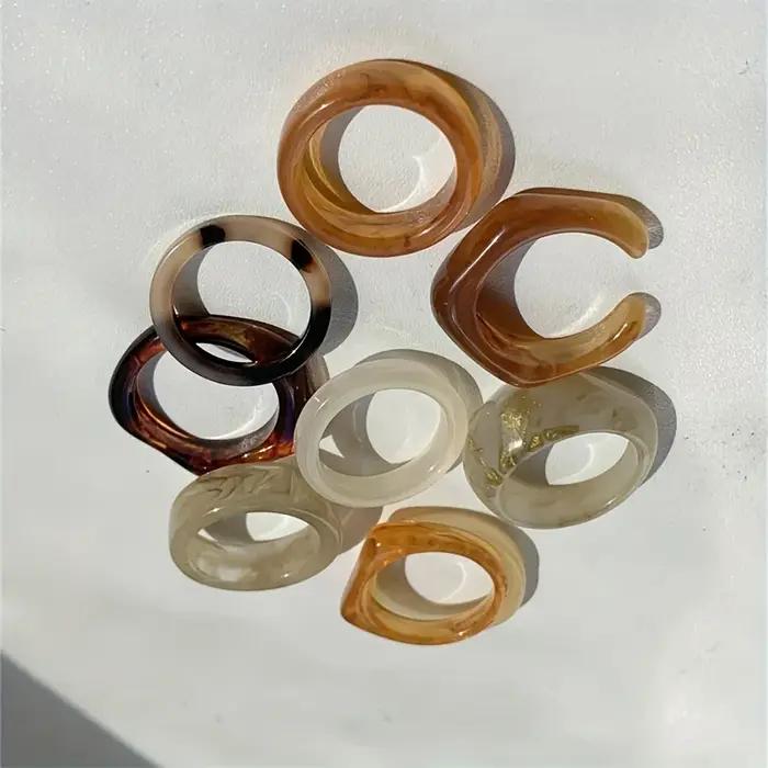 Bague multicolore en résine style rétro bohème pour femmes à porter et empiler pour toutes occasions