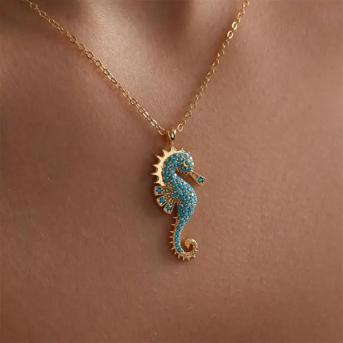 Collier pendentif hippocampe acier inoxydable plaqué or avec incrustation de zircon bijoux femme style classique pour occasions spéciales