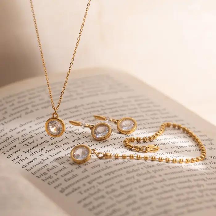 Ensemble bijoux tendance Zora Daily Fashion zircon acier inoxydable plaqué or collier boucles doreilles bracelet femmes occasions spéciales quotidiennes