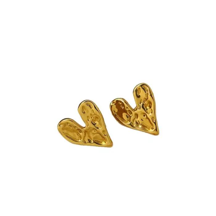 Boucles d'oreilles plissées plaquées or pour femmes design en forme de coeur élégantes à offrir pour occasions spéciales usage quotidien