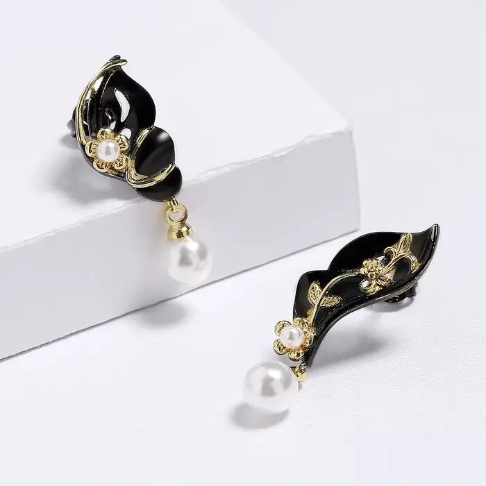 Boucles d'oreilles bicolores pour femmes élégantes en zirconium feuilles asymétriques fleurs douces pour engagement et occasions spéciales