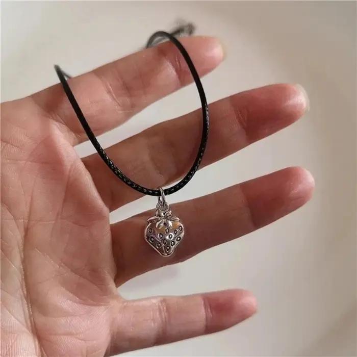 Collier en céramique forme de cœur avec cordon tressé noir ras du cou élégant pour femmes occasions spéciales