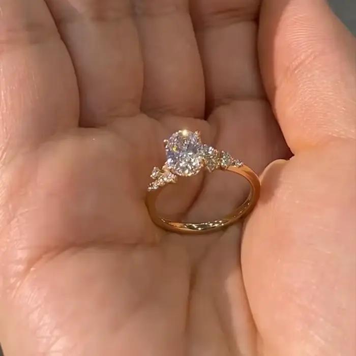 Bague de fiançailles ovale avec incrustation de diamants éblouissants