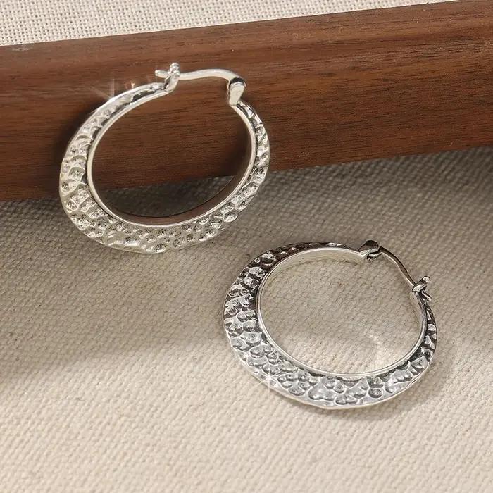 Boucles d'oreilles créoles bicolores style bohème à motif martelé pour femme