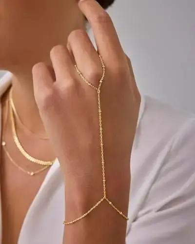Chaîne de main plaquée or 14 carats avec perles et zircone cubique élégante pour femmes occasions spéciales bijou ajustable tendance à offrir