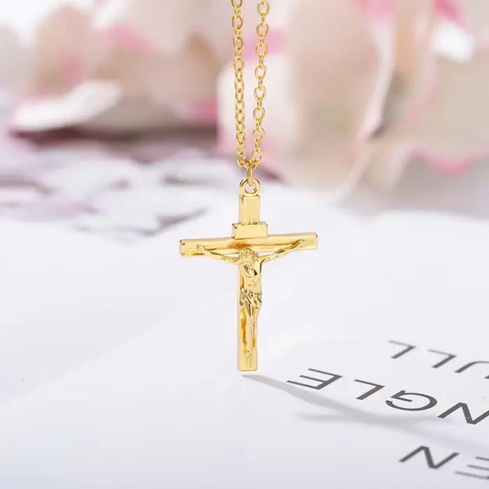 Collier croix de Jésus bijou en acier inoxydable or clair pour femmes occasions spéciales et cérémonies religieuses