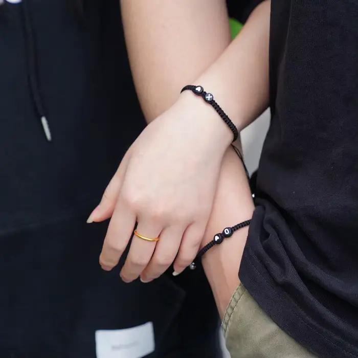 Bracelet tissé à 26 lettres, réglable, tissé à la main, tressé pour Couple, avec perles noires et blanches, accessoires de bijoux personnalisés