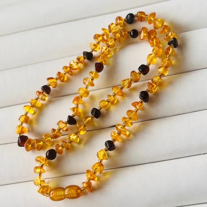 Collier d'ambre naturel baltique solitaire élégant pour femmes occasions spéciales perles dégringolées style classique
