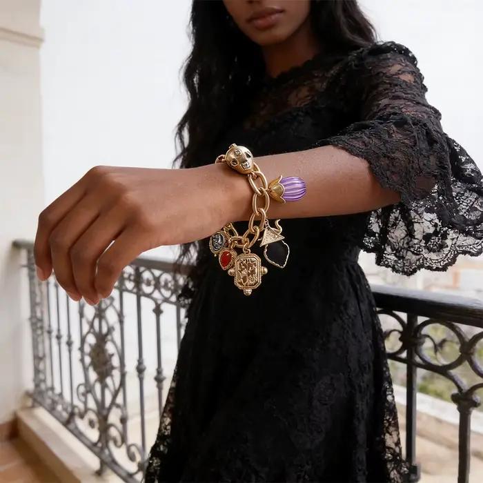 Bracelet à breloques dorées et pierres colorées à chaîne épaisse et longueur ajustable pour femme