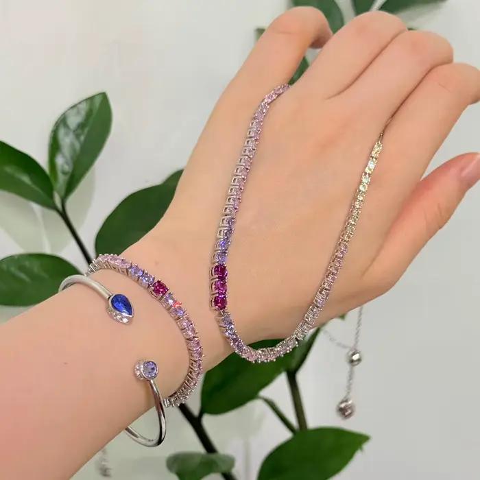 Parure de bijoux Anniversaire 2026 – Collier, bague et boucles d'oreilles de luxe pour femme, avec plumes bleues charmantes et cristaux géométriques blancs et verts