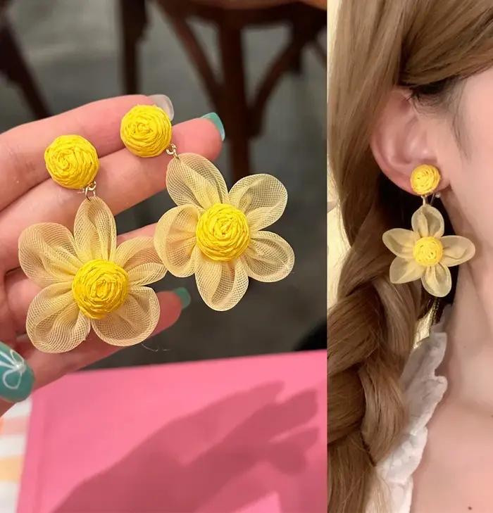 Boucles d'oreilles pendantes tendance faites à la main en raphia multicolore pour femmes
