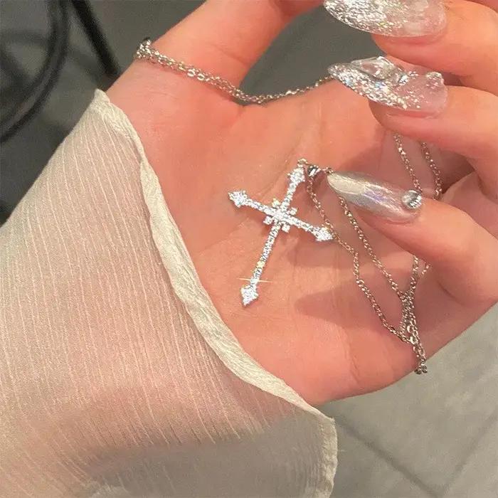 Collier pendentif croix pour femmes en or blanc avec strass brillant pour soirée et cérémonie élégante