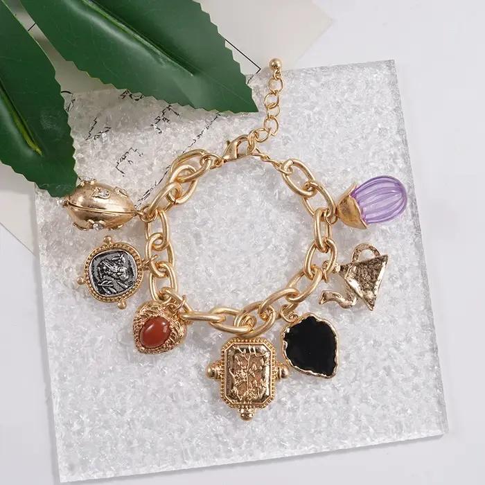 Bracelet à breloques dorées et pierres colorées à chaîne épaisse et longueur ajustable pour femme
