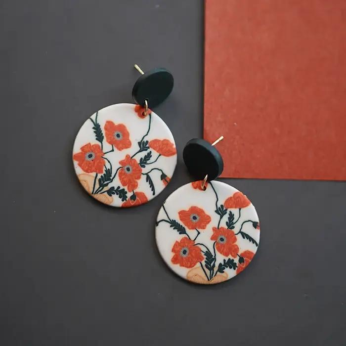 Boucles d'oreilles pendantes florales rétro françaises faites à la main en argile polymère pour femmes avec détails artistiques et uniques pour toutes les occasions