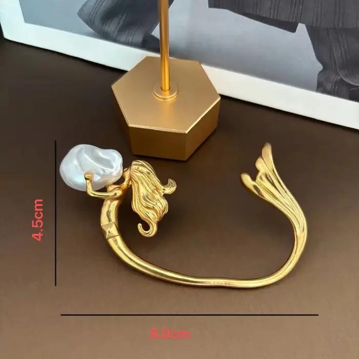 Boucles d'oreilles en laiton plaqué or avec perles baroques sirène