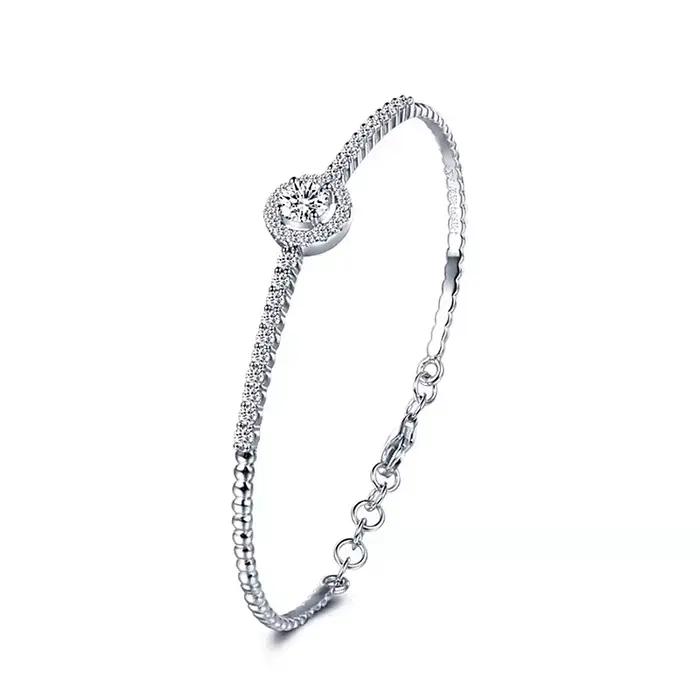 Bracelet ouvert moderne : argent S925 plaqué rhodium avec moissanite plein cercle 0,5CT. Bijoux pour