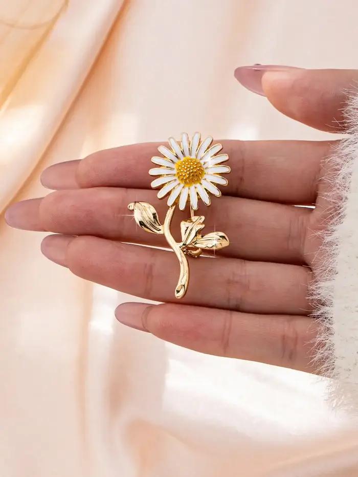 Une broche florale est un accessoire populaire