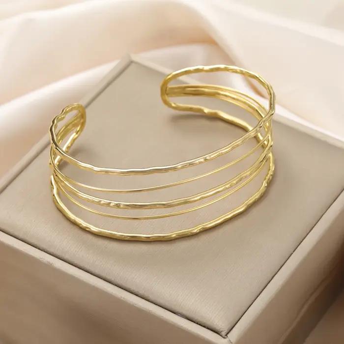 Bracelet Boho Cooltime en acier inoxydable pour femmes avec ouvertures minimalistes et finitions plaquées or rhodium pour occasions spéciales