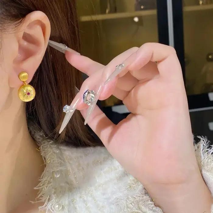 Boucles d'oreilles en diamants rouges scintillants et plaquées or pour femmes, bijoux de mariage de luxe élégants et classiques pour occasions spéciales