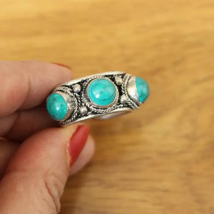 Bague tibétaine en métal argenté incrustée de trois perles de pierre turquoise unique et élégante pour homme et femme pour occasions spéciales et cadeaux de mariage