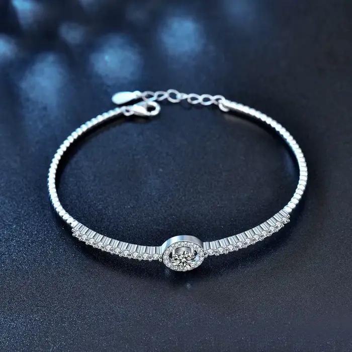 Bracelet ouvert moderne : argent S925 plaqué rhodium avec moissanite plein cercle 0,5CT. Bijoux pour femmes élégants et réglables.