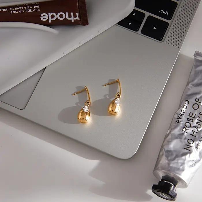 Boucles d'oreilles pendantes Yori populaires en zircon cubique brillant