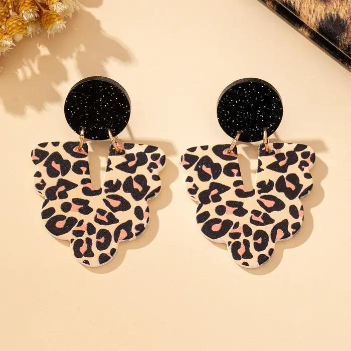 Une paire de boucles d'oreilles pendantes pour femmes avec imprimé léopard géométrique, adaptées à l
