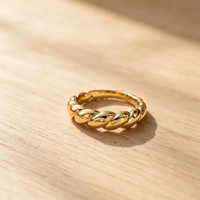 Bague Croissant Torsadée Dorée Élégante Design Unisexe Plaquée Or 18 Carats Pour Hommes et Femmes Occasions Spéciales Alliance de Mariage Vintage Chic