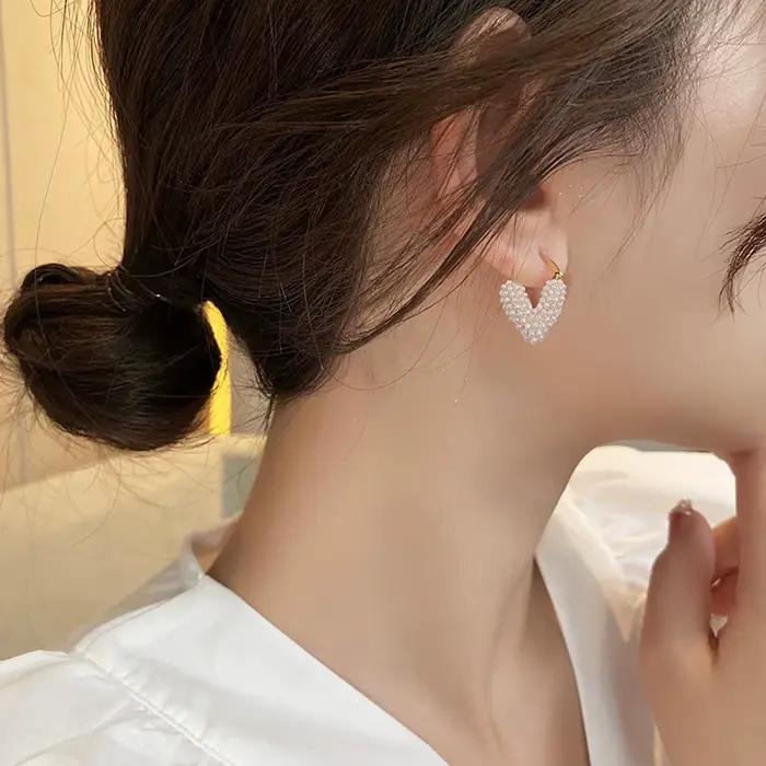 Lumière de luxe Unique nouveau Design amour lmitation perle boucles d'oreilles coeur cerceau boucle d'oreille pour les femmes de mariage bal métal bijoux mode Jewe