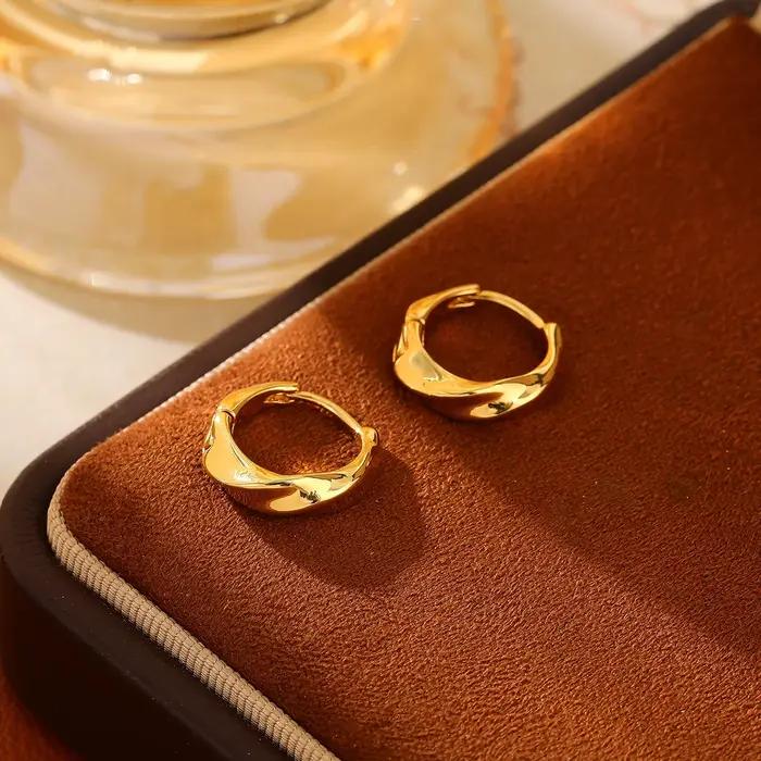 Boucles d'oreilles créoles Möbius en cuivre doré pour femmes élégantes, bijoux minimalistes, accessoires de luxe pour toutes occasions