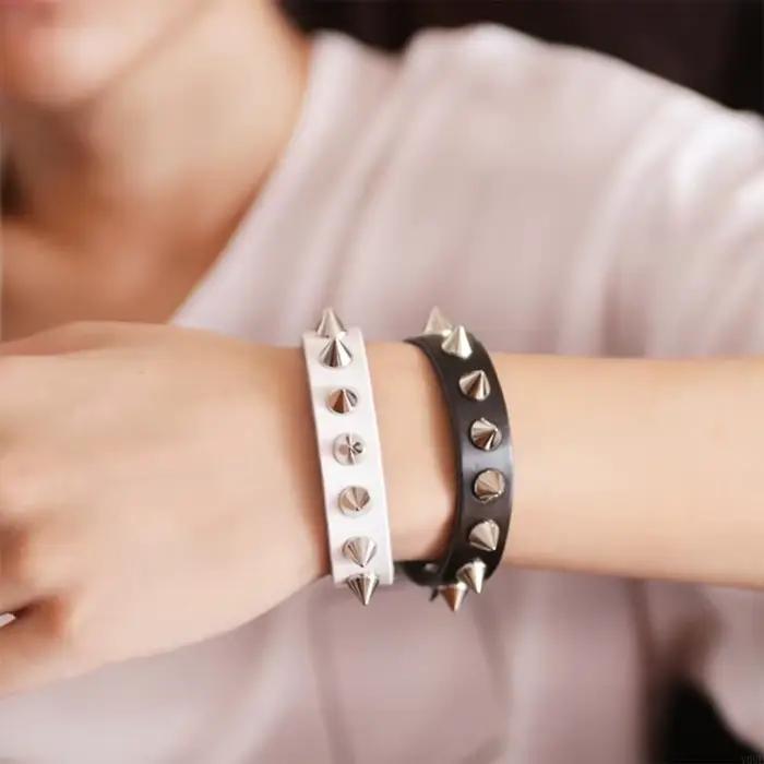 Bracelet à poignet à rocker en doux en souple avec des goujons en métal robustes