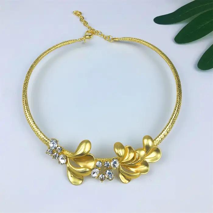 Ensemble de bijoux doré complet pour femmes collier boucles doreilles bague et bracelet occasions spéciales
