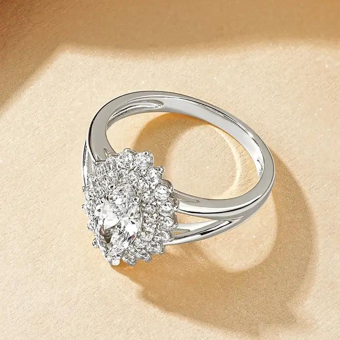 Rrjzz Bague de mariage de mariée en diamant simulé scintillant Marquise CZ Bagues de fiançailles plaquées or 14 carats pour femmes Bijoux tendance