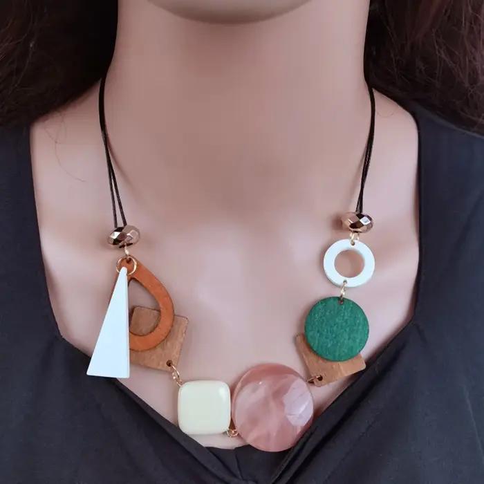 Collier en bois vintage avec pendentif géométrique ethnique pour femmes bijoux de cou pour anniversaire et occasions spéciales