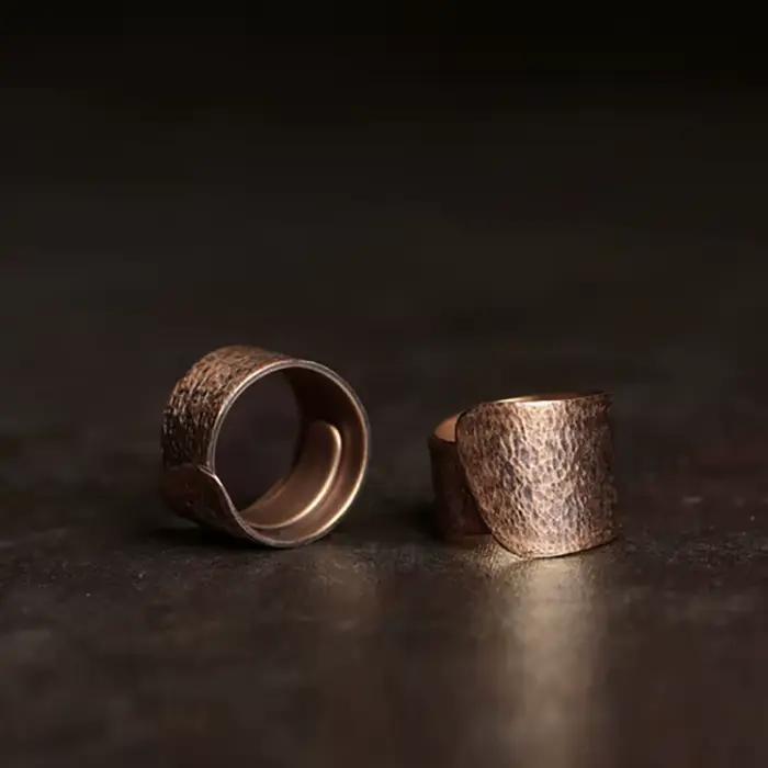 Bague en cuivre massif martelé fabriqué à la main