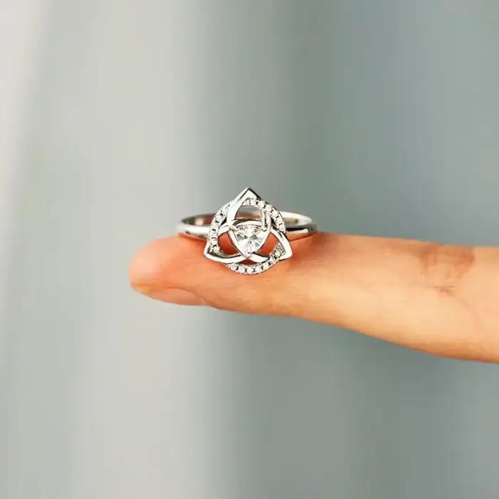 Bague Celtique Triquetra Zirconium pour Femmes Occasions Spéciales Anniversaires Mariages Soirées